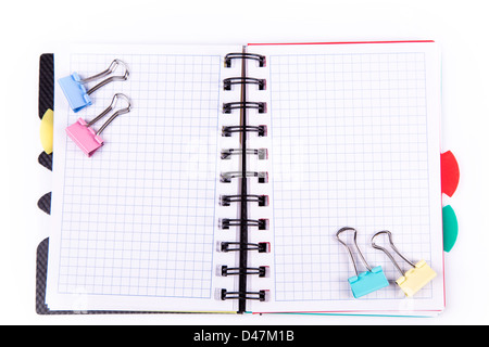 Büro-Notebook isoliert auf weiss. Zurück zum Schulkonzept. Post-it Note. Stockfoto