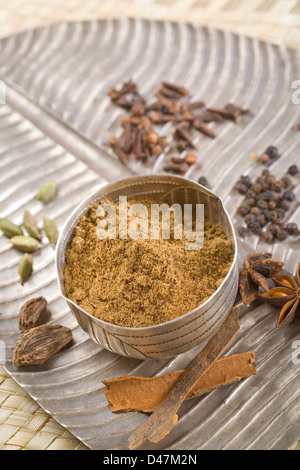 Braune indische Gewürze Garam Masala. Stockfoto