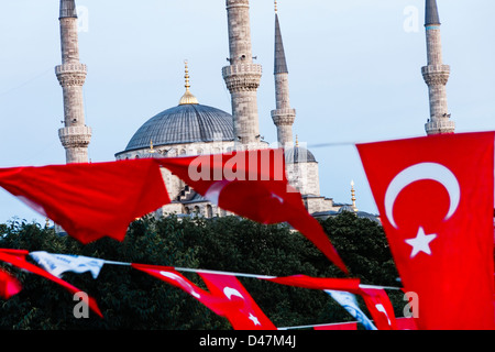 Viele türkische Fahnen vor dem Sultan Ahmed oder blaue Moschee, Istanbul, Türkei Stockfoto