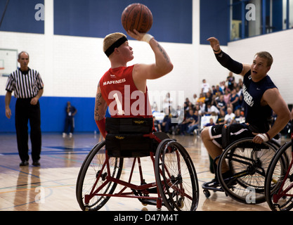 Ein Marine bereitet sich darauf vor, während eines Rollstuhlbasketball-Spiels zwischen dem Marine Corps und der Marine/Küstenwache bei den Warrior Games 2012 einen Schuss zu machen. Stockfoto