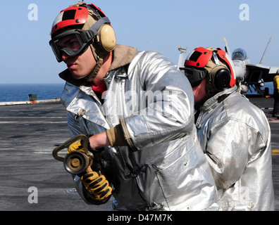 Absturz und Bergung Teammitglieder bekämpfen einen simulierten Brand. Stockfoto