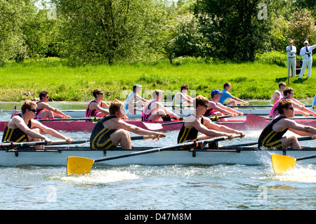 Drei Universität Achter direkt an der Startlinie mit zwei Schiedsrichter im Hintergrund Stockfoto