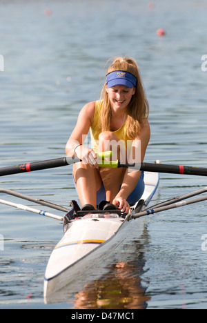 Attraktive junge Frau in ein einzelner Scull Rennen vorbereiten Stockfoto