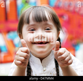 Porträt von schönen glücklich Mädchen Daumen aufgeben. Stockfoto