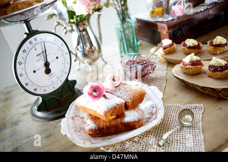 Skalen und Kuchen auf den Tisch Stockfoto