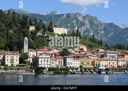 Bellagio, Comer See, Norditalien, August 2008. Colourfull Bellagio am Ufer des Comer Sees, mit Bergen über Italien hinaus. Stockfoto