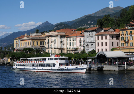 Bellagio, Comer See, Italien, August 2008. Passagierfähre am Fähranleger Bellagio, Comer See Italien anreisen. Stockfoto