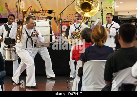 Der Musiker der 2. Klasse James Brownell, links, von der U.S. 7th Fleet Band, Far East Edition Brass Band, tritt für mehr als 3,100 Personen in der Robinsons Place Mall in der Innenstadt von Manila auf. Stockfoto