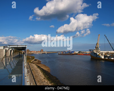 Blick von der Spitze der National Glass Centre in Richtung der Mündung des Flusses tragen Sunderland Tyne und tragen England UK Stockfoto