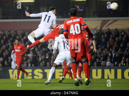 07.03.2013 London, England. Gareth Bale von Tottenham Hotspur erzielt das erste Tor mit dieser Headerin der 6. Minute während der Europa-League-Spiel zwischen Tottenham Hotspur und Inter Mailand aus White Hart Lane. Stockfoto