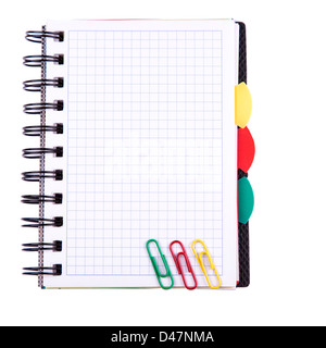 Büro-Notebook isoliert auf weiss. Zurück zum Schulkonzept. Post-it Note. Stockfoto