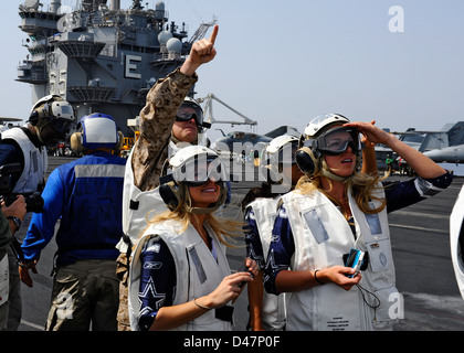 ADM. James A. Winnefeld Jr., stellvertretender Vorsitzender der Joint Chiefs of Staff, zeigt den Dallas Cowboy Cheerleader an Bord der USS Enterprise (CVN 65) während eines moralischen Besuchs im Arabischen Meer auf. Stockfoto