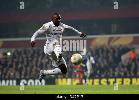 07.03.2013 London, England. Jermain Defoe von Tottenham Hotspur steuert den hohen Ball während der Europa-League-Spiel zwischen Tottenham Hotspur und Inter Mailand aus White Hart Lane. Stockfoto