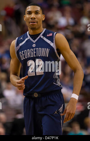 6. März 2013: Georgetown Hoyas vorwärts Otto Porter Jr. (22) sieht bei der NCAA Basketball-Spiel zwischen der #5 Georgetown Hoyas und Villanova Wildcats im Wells Fargo Center in Philadelphia, Pennsylvania. Villanova Wildcats schlagen die Georgetown Hoyas, 67-57. Stockfoto