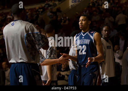 6. März 2013: Georgetown Hoyas vorwärts Otto Porter Jr. (22) kommt während Spieler Einführungen vor dem NCAA Basketball-Spiel zwischen der #5 Georgetown Hoyas und Villanova Wildcats im Wells Fargo Center in Philadelphia, Pennsylvania. Villanova Wildcats schlagen die Georgetown Hoyas, 67-57. Stockfoto