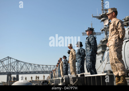 Matrosen und Marinesoldaten Mann die Schienen an Bord der USS Wasp. Stockfoto