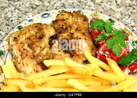 Gegrillte Hähnchen-Steak mit Pommes Frites und Paprika Stockfoto
