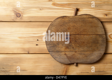 Alte hölzerne Apfel auf Holz Hintergrund mit Textfreiraum, natürlichen Muster Stockfoto