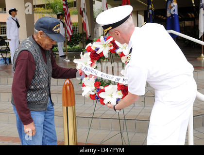 Der Kommandeur des Naval Medical Center in San Diego und pensionierte Chief Andy Mills legen einen Kranz im Gedenken an den 70. Jahrestag der Schlacht von Midway und den zweihundertsten Jahrestag der Krieg von 1812. Stockfoto