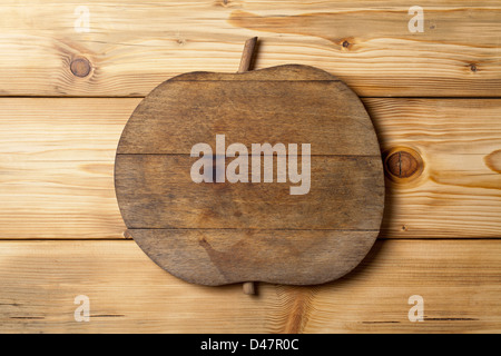 Alte hölzerne Apfel auf Holztisch, natürliche Muster, Ansicht von oben Stockfoto
