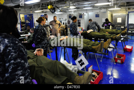 Krankenhaus-Sanitätern Überwachung von Patienten in medizinische Triage während einer mass Casualty Drill. Stockfoto