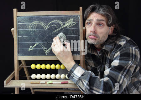 Ende der Liebe Konzept, trauriger Mann eine Herz Skizze auf Tafel löschen Stockfoto