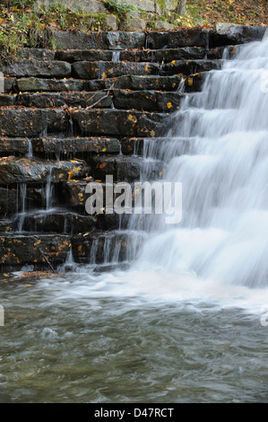 Wasserfall über gleichmäßig verteilte Felsstufen Stockfoto