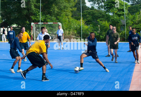 FC Royal Thai Navy Matrose Manöver um ein Seemann, USS New Orleans zugewiesen. Stockfoto