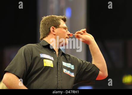 07.03.2013 Nottingham, England.  James Wade in Aktion während der Runde fünf der Premier League Darts von Capital FM Arena. Stockfoto