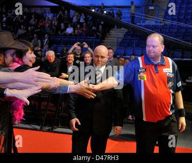 07.03.2013 Nottingham, England.  Raymond van Barneveld interagiert mit den Fans in Runde fünf der Premier League Darts von Capital FM Arena. Stockfoto