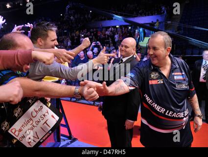 07.03.2013 Nottingham, England.  Phil Taylor interagiert mit den Fans in Runde fünf der Premier League Darts von Capital FM Arena. Stockfoto