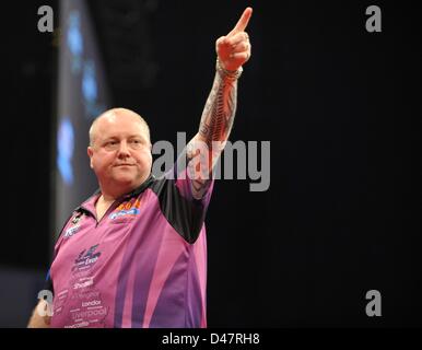 07.03.2013 Nottingham, England.  Andy Hamilton in Aktion während der Runde fünf der Premier League Darts von Capital FM Arena. Stockfoto