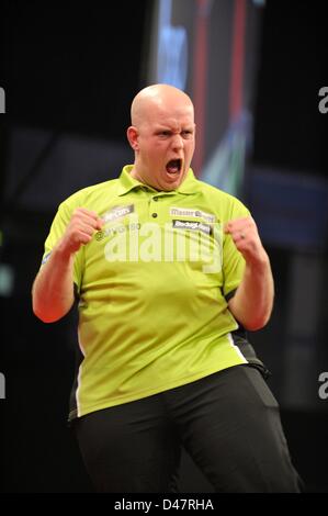 07.03.2013 Nottingham, England.  Michael van Gerwen in Aktion während der Runde fünf der Premier League Darts von Capital FM Arena. Stockfoto