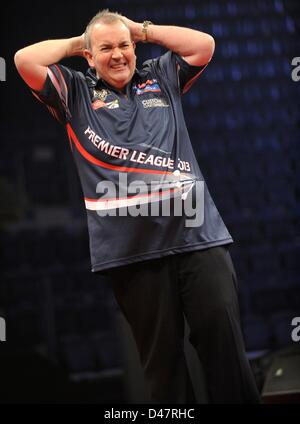 07.03.2013 Nottingham, England.  Phil Taylor in Aktion während der Runde fünf der Premier League Darts von Capital FM Arena. Stockfoto