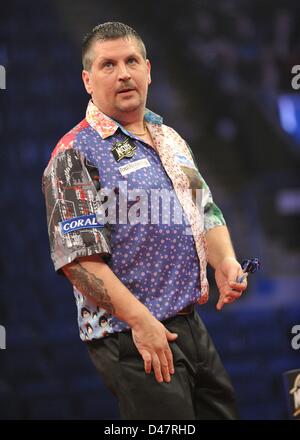 07.03.2013 Nottingham, England.  Gary Anderson in Aktion während der Runde fünf der Premier League Darts von Capital FM Arena. Stockfoto