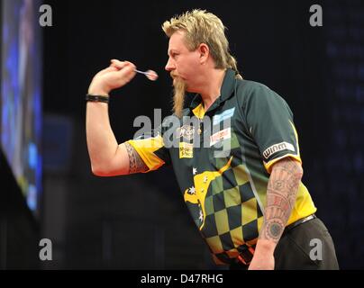 07.03.2013 Nottingham, England.  Simon Whitlock in Aktion während der Runde fünf der Premier League Darts von Capital FM Arena. Stockfoto