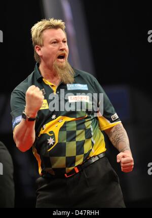 07.03.2013 Nottingham, England.  Simon Whitlock in Aktion während der Runde fünf der Premier League Darts von Capital FM Arena. Stockfoto