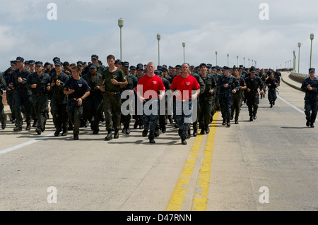 Die jungen Midshipmen nehmen an Sea Trials Teil, einem jährlichen Ausdauerrennen in Annapolis, Maryland. Die Veranstaltung umfasst einen rigorosen Lauf über die New Severn River Bridge im Rahmen ihrer militärischen Ausbildung an der U.S. Naval Academy. Stockfoto