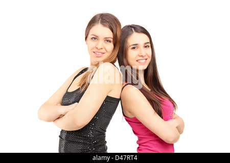 Ein Lächeln Freundinnen stehen dicht beieinander und Blick in die Kamera, die isoliert auf weißem Hintergrund Stockfoto