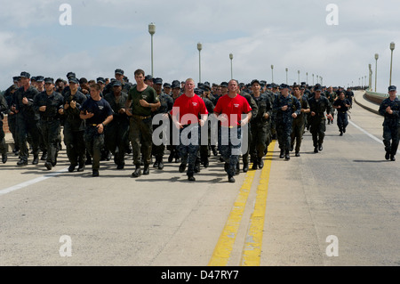 Die jungen Midshipman nehmen an den jährlichen Sea Trials der U.S. Naval Academy in Annapolis, Maryland Teil und laufen im Rahmen ihres Trainings über die New Severn River Bridge. Stockfoto
