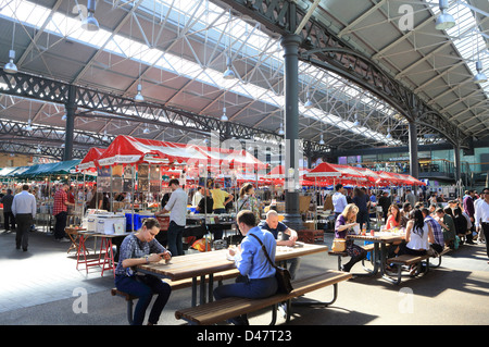 Die Stände von der berühmten Markthalle von Old Spitalfields Markthalle in Spitalfields, East London, England, UK Stockfoto