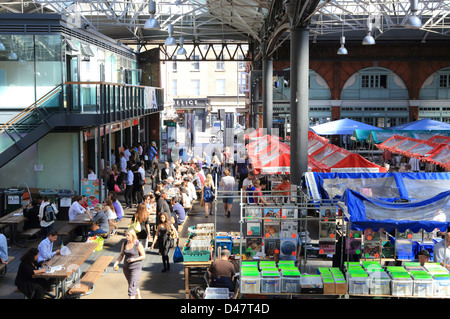 Die Stände von der berühmten Markthalle von Old Spitalfields Markthalle in Spitalfields, East London, England, UK Stockfoto