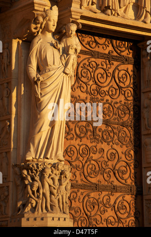 Unsere Liebe Frau von Paris. Eine Statue von Maria und dem Jesuskind auf dem Trumeau des Portals der Jungfrau Maria. Der Westfassade von Notre Dame Kathedrale, Frankreich. Stockfoto