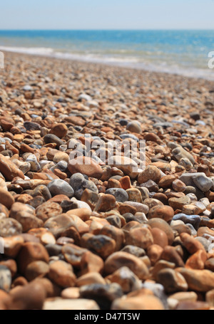 Kieselsteine am Strand von Hythe, in der Nähe von Folkestone, Kent, England, UK Stockfoto