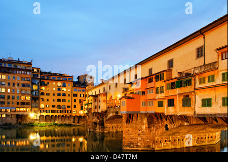 Ponte Vecchio in der Abenddämmerung. Die Ponte Vecchio ist eine überdachte Brücke über den Arno in Florenz, Italien. Stockfoto