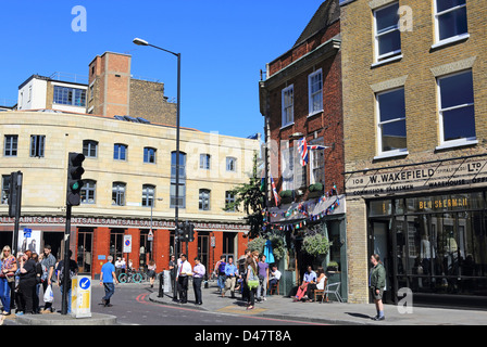 Einem anstrengenden Sommer Wochenende von Old Spitalfields Market, an der Kreuzung der Commercial Street und Hanbury Street, London E1 Stockfoto