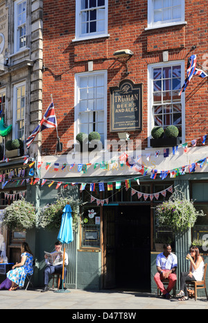 Das goldene Herz Pub in der Nähe von Old Spitalfields Market, an einem warmen, Sommertag in East London, England, UK Stockfoto