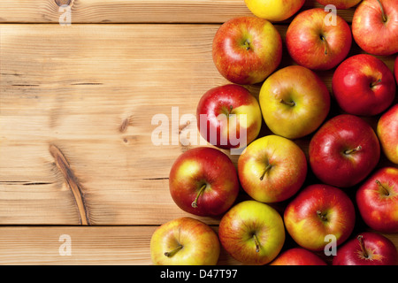 Äpfel auf hölzernen Tischplatte anzeigen Natur Hintergrund mit Textfreiraum Stockfoto