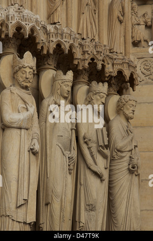 Französische Gotik. Statuen auf der West Front der Kathedrale Notre Dame repräsentieren einen König, die Königin von Saba, König Solomon und St. Peter. Paris, Frankreich. Stockfoto