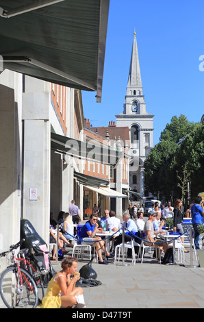 Belebten Cafés zur Mittagszeit im Sommer auf Brushfield Street neben Old Spitalfields Market, London E1 Stockfoto